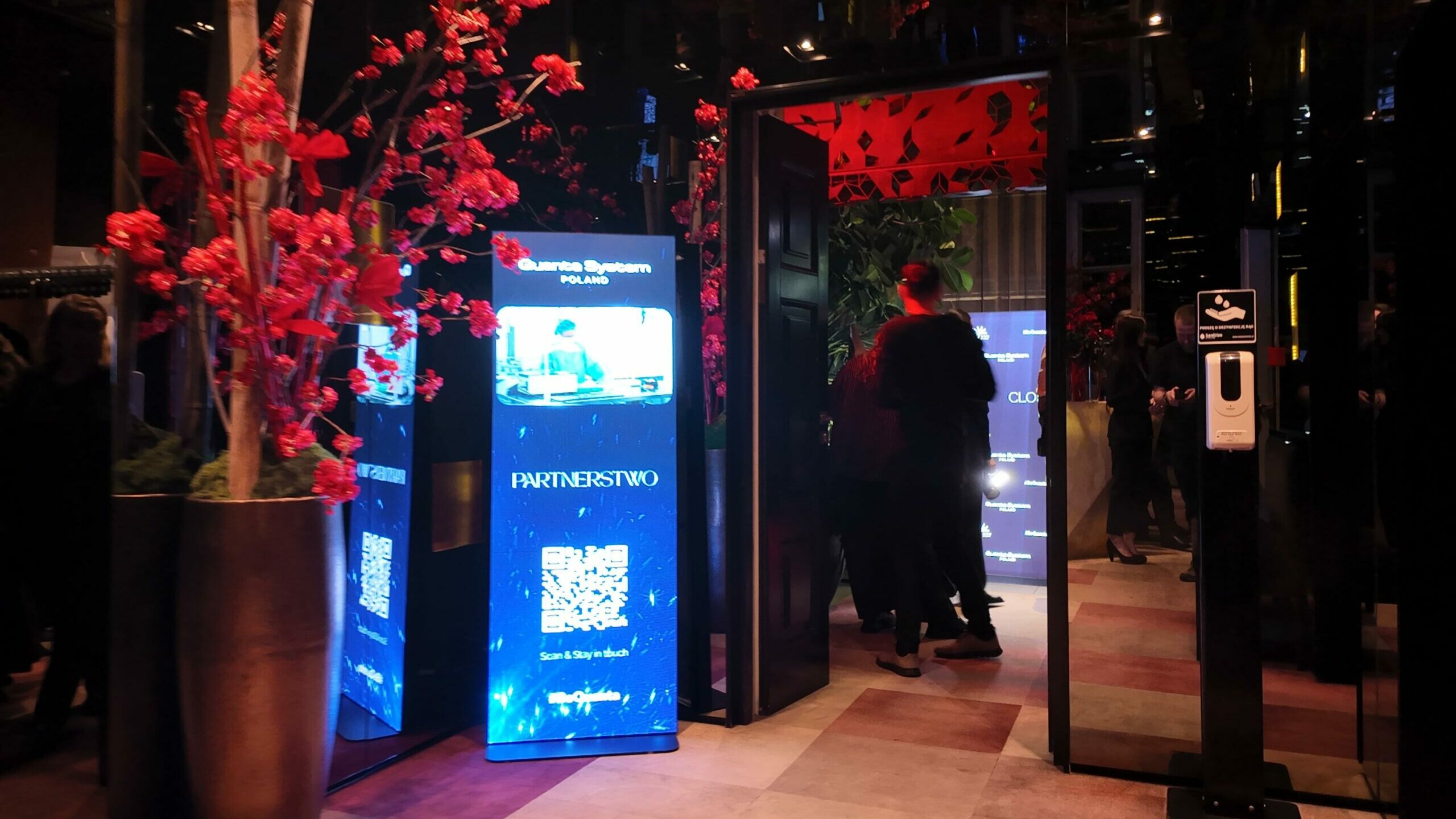 Totem LED P1.9 w przestrzeni komunikacyjnej — agenda jako element cyfrowej scenografii